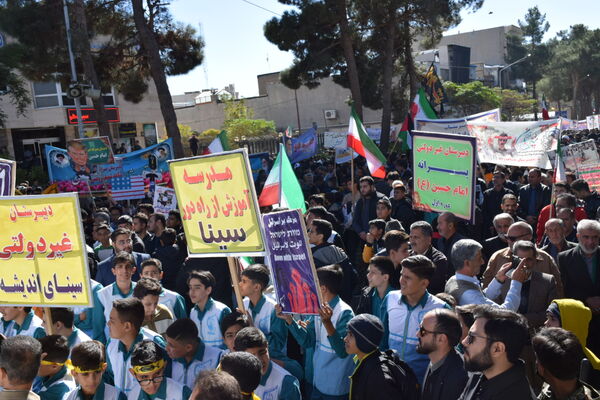 حماسه حضور نوجوانان تربت‌حیدریه در روز دانش‌آموز