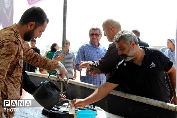 خدمت‌رسانی به زائران در حال برگشت از مشهد مقدس در موکب روستای کرک