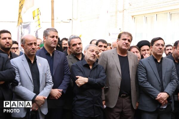 وداعِ تاریخی با «رهبر شهید ایران» از نگاه دوربین؛ تجلی بصیرت فرهنگیانِ «منطقه ۱۷» در مصلای تهران