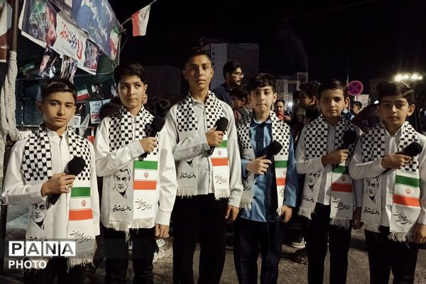 اجتماع پرشور دانش‌آموزان دبستان پسرانه توحید در غرفه شهدای دانش آموز ورامین 