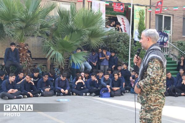 کاروان نمادین دفاع مقدس در منطقه ۶ تهران