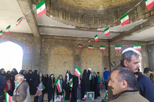 گلباران قبور مطهر شهدا در اولین روز دهه فجر 