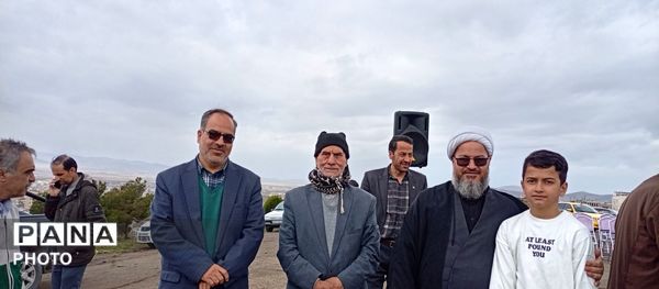  هم‌نوایی مسئولین و مردم ملایر در اهتزاز پرچم رضوی به مناسبت روز دختر