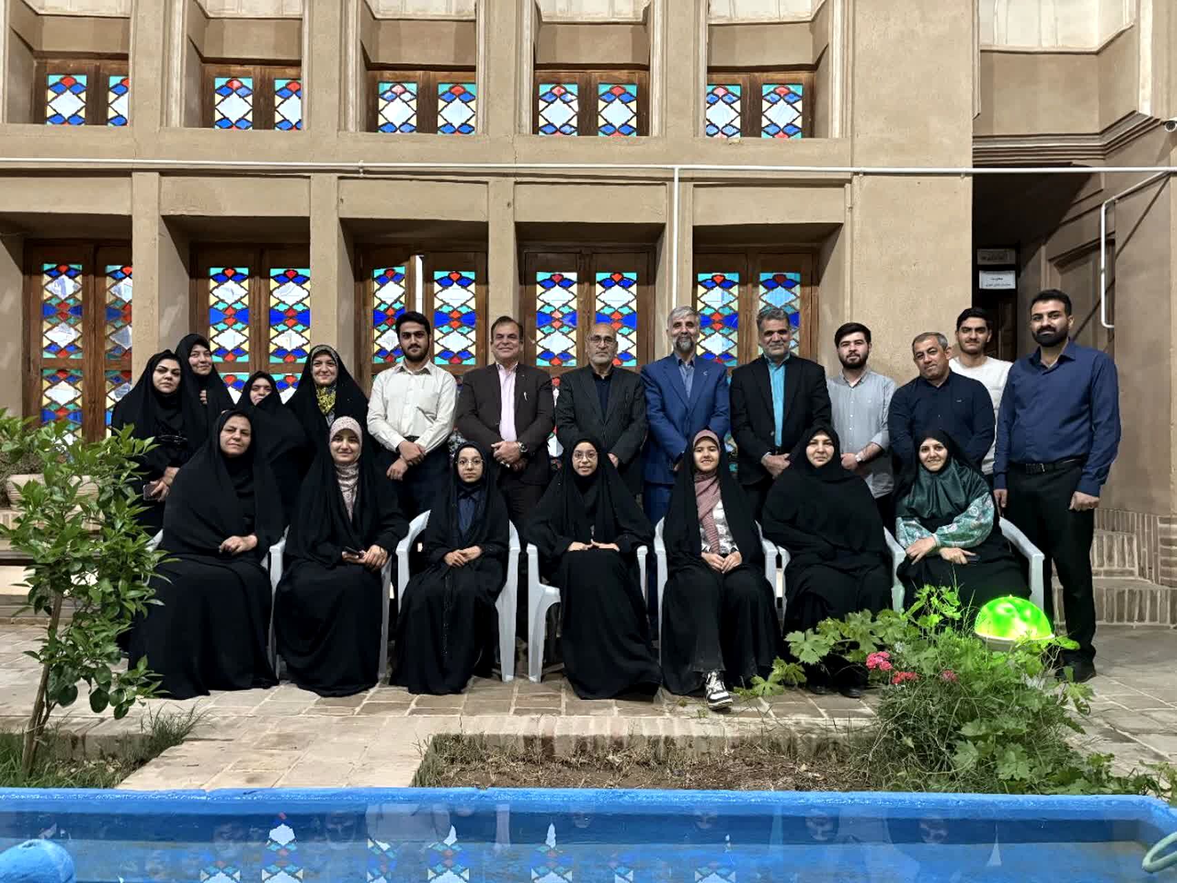 دیدار صمیمی معاون فعالیت‌های دانش‌آموزی سازمان دانش‌آموزی کشور با مسئولان یزد
