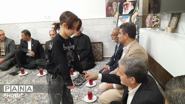 دیدار مسئولان آموزش و پرورش قم با خانواده شهید «حسین نجفی»