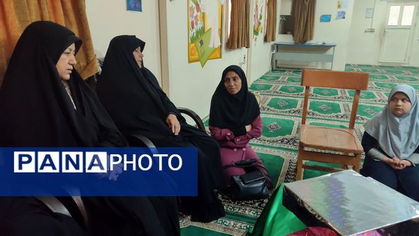 تقدیر از دانش آموزان فعال و تکریم همسر و فرزندان شهدای دبستان شاهد حاج تقی آقا بزرگ مشهد