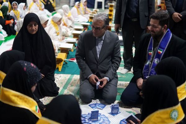 اعتکاف دانش‌آموزی با توزیع بسته «ایرانمون»