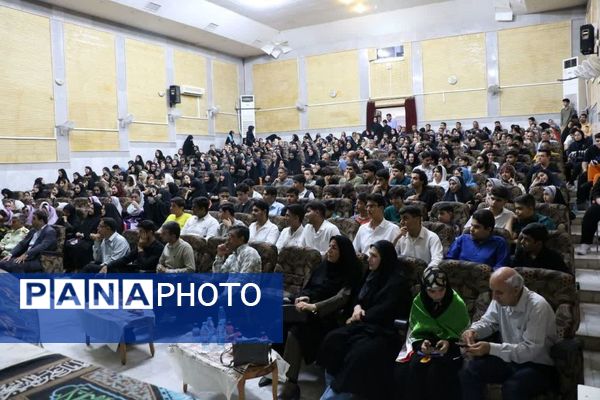 تجلیل از برگزیدگان دانش‌آموزی مسابقات فرهنگی و هنری جشنواره هما شهرستان دشتستان 