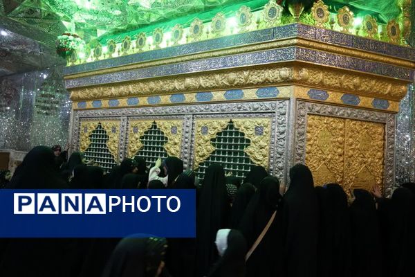  دورهمی دختران با قرائت سوره مبارکه فتح در رواق دارالذکر سومین حرم اهل بیت (ع)