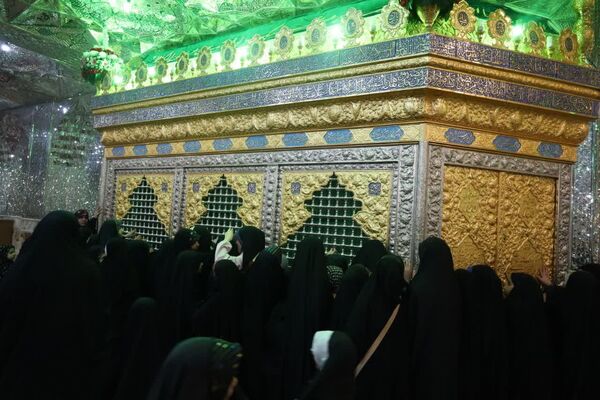  دورهمی دختران با قرائت سوره مبارکه فتح در رواق دارالذکر سومین حرم اهل بیت (ع)