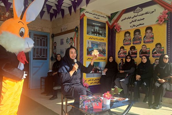  برپایی نمایشگاه  آثار دانش‌آموزان در مدرسه غیاث‌الدین جمشید کاشانی ملارد 