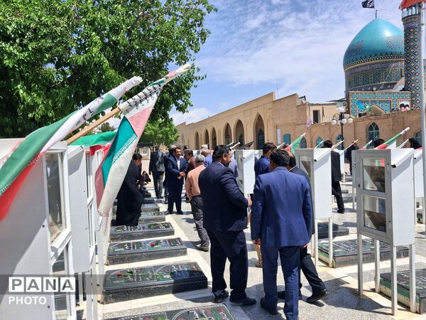 هدیه‌ای از دلِ فرهنگیان کاشمر به آسمان؛ غبارروبی مزار شهدا پیش از نماز جمعه