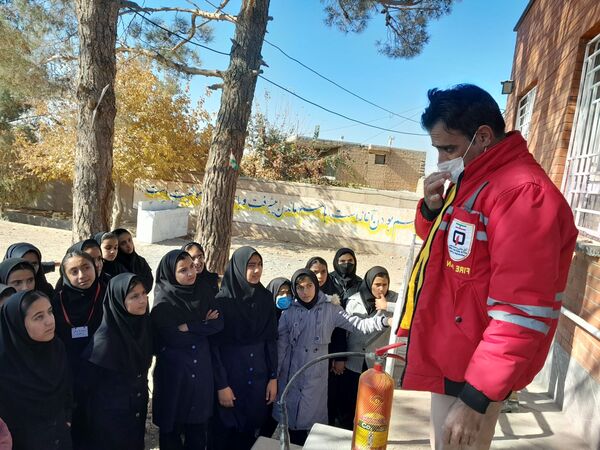 آموزش اطفای حریق و ایمنی به دانش آموزان دبیرستان مادرمهربان خلیل آباد
