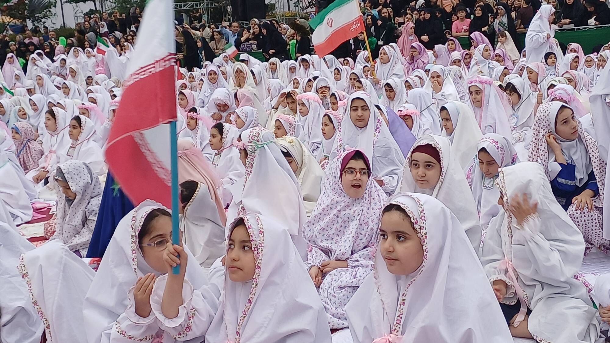 حضور معاون پرورشی وزارت آموزش و پرورش در جمع فرشتگان نمازگزار