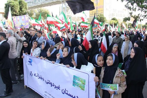 برگزاری راهپیمایی یوم الله ۱۳ آبان با حضور دانش‌آموزان و مسئولین در صفادشت 