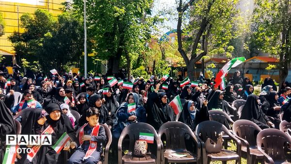 حضور فرهنگیان و دانش‌آموزان منطقه ۱۰ در مراسم چهلم شهدای دانش‌آموز شهر میناب