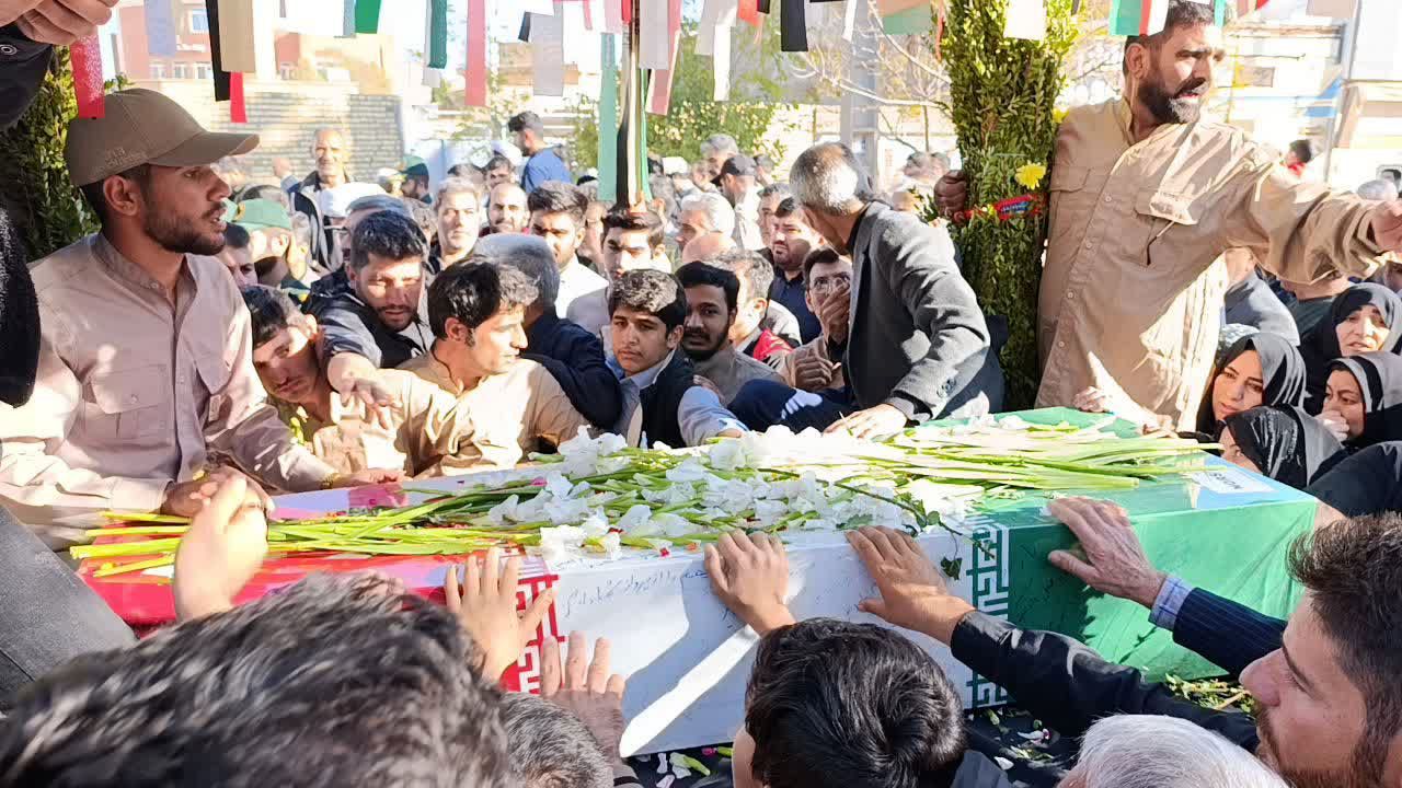 استقبال باشکوه مردم کوهدشت از شهدای گمنام  