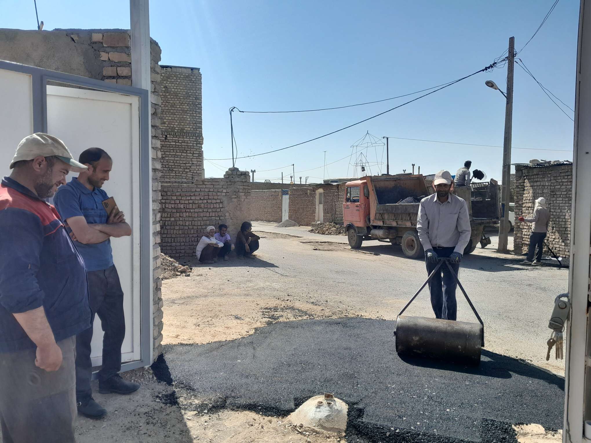 فرآیند چاله‌گیری کوچه دبیرستان مادر مهربان نقاب شهرستان خلیل آباد