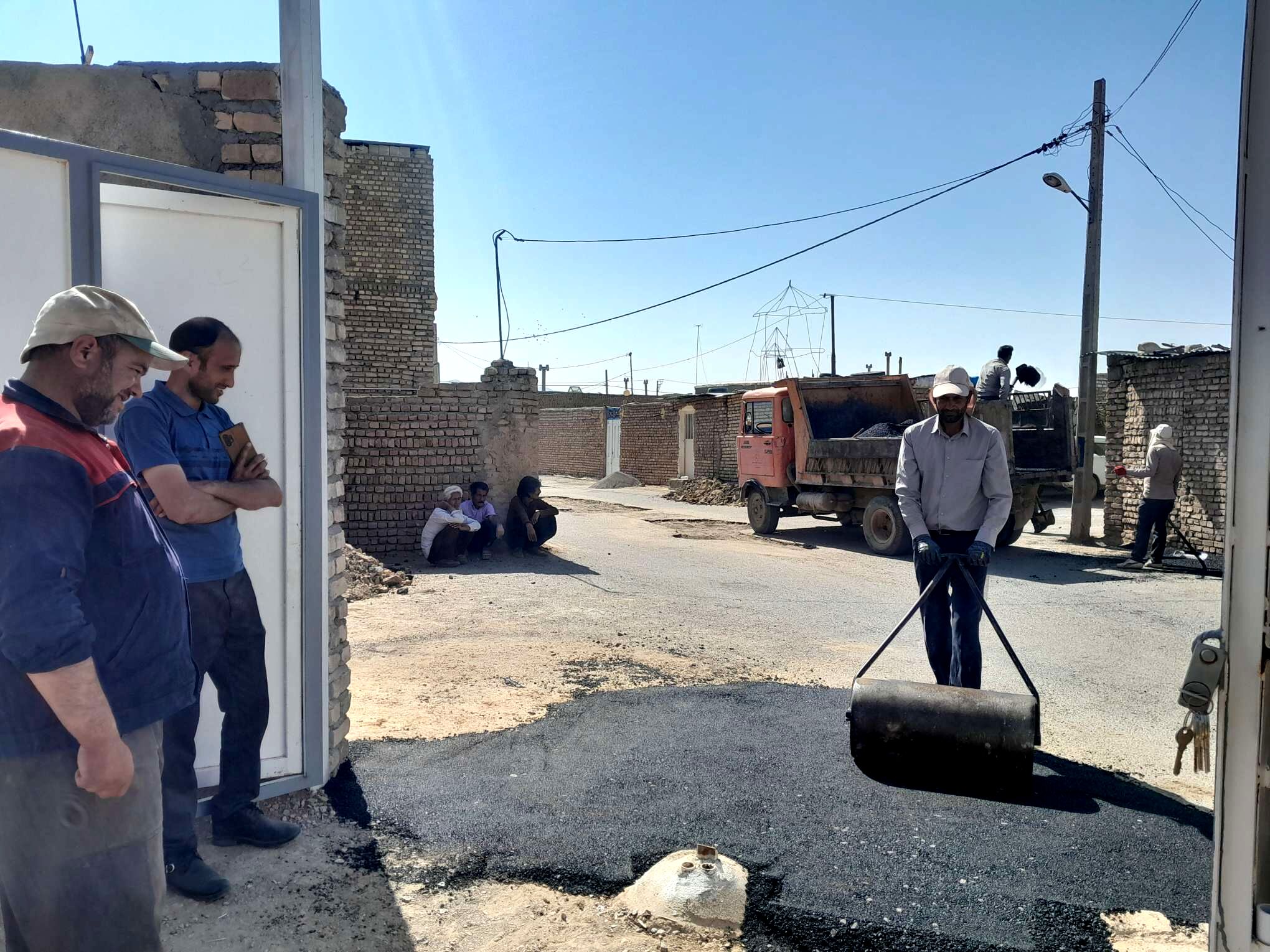 فرآیند چاله‌گیری کوچه دبیرستان مادر مهربان نقاب شهرستان خلیل آباد