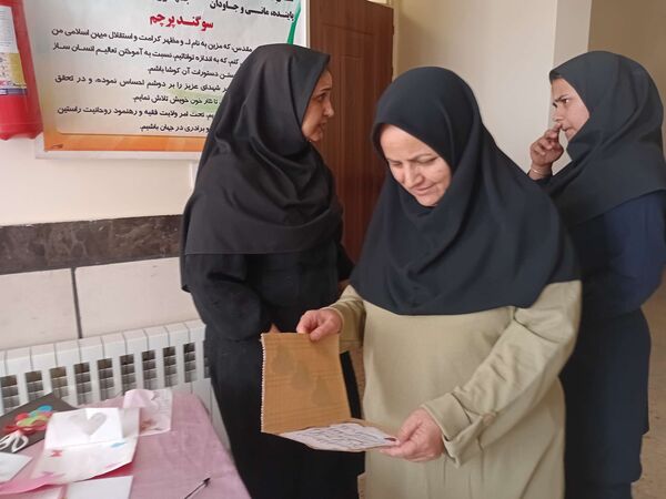 ساخت کارت پستال در هفته سلامت‌روان توسط دانش‌آموزان مدرسه مادرمهربان خلیل‌آباد