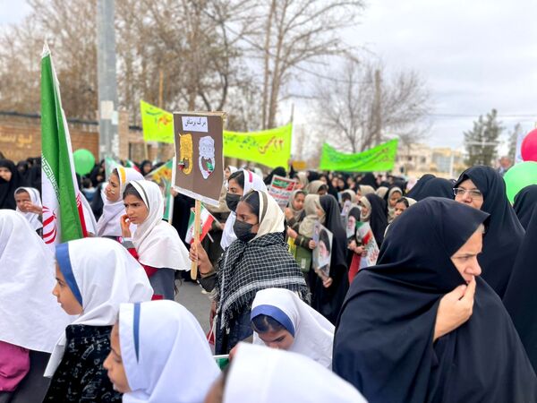 حضور پرشور فرهنگیان، دانش‌آموزان و اقشار مختلف مردم در راهپیمایی ۲۲بهمن