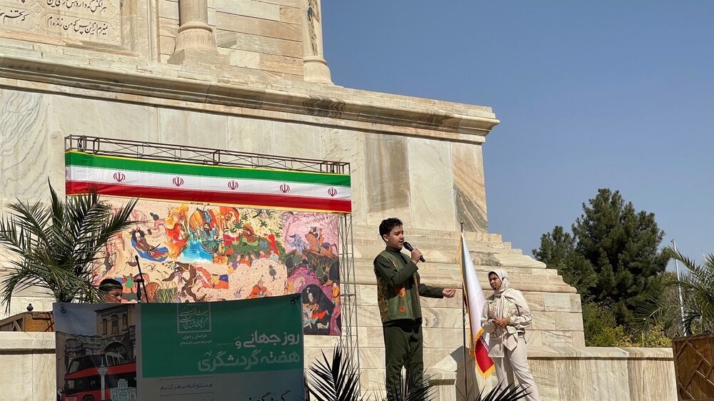 فرزندان ایران زمین در کنار آرامگاه حکیم‌ توس