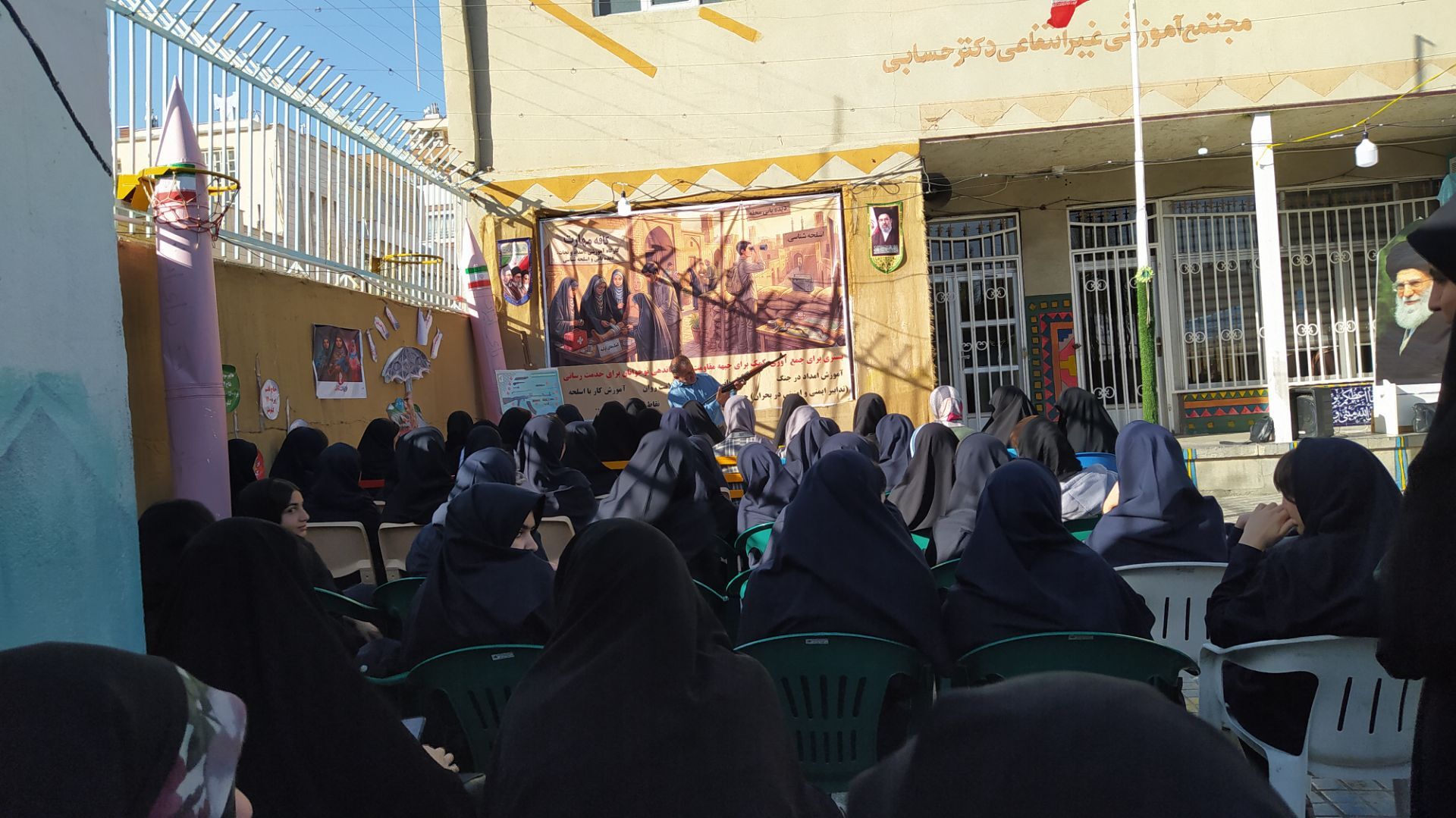 حضور دانش‌آموزان دبیرستان باهنر در پاتوق نوجوانان مبارز