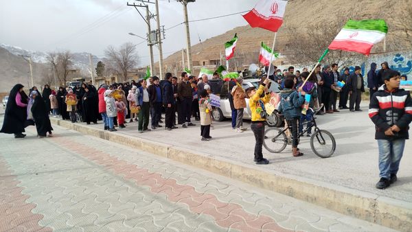 حضور پرشور اهالی روستای سرتشنیز در راهپیمایی ۲۲بهمن
