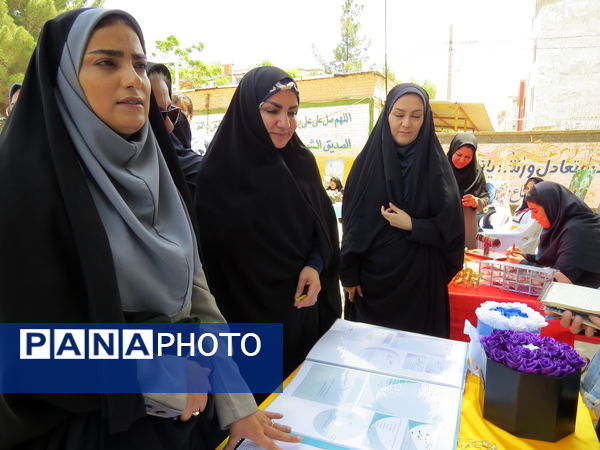 بازدید مشاور وزیر آموزش و پرورش در امور زنان از دست‌سازه‌های دانش‌آموزان دبیرستان 22 بجنورد