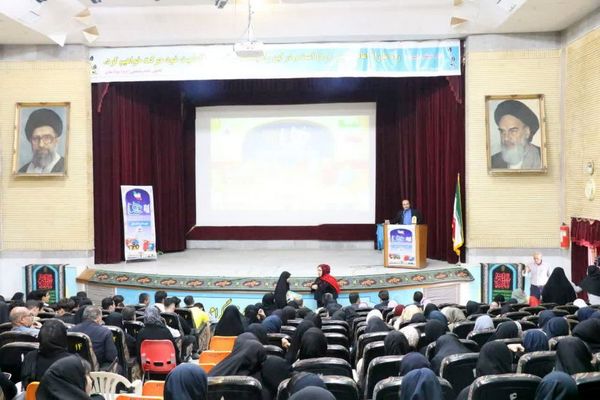 تجلیل از برگزیدگان دانش‌آموزی مسابقات فرهنگی و هنری جشنواره هما شهرستان دشتستان 