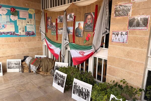 تقدیر از خانواده شهید خلبان علی بلورخانی در دبیرستان استعدادهای درخشان فرزانگان شهریار 