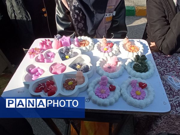 برپایی بازارچه‌ دانش‌آموزی در دبیرستان دلیری مشهد