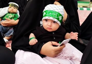 لالاییِ سوگ در هوراند؛ نوزادان در آغوش مادران به یاد علی‌اصغر(ع)