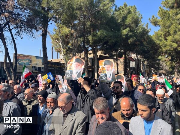 حضور موج چشم گیر مردمی در تشییع پیکر شهید بیت رهبری