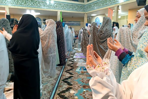 ضیافت افطار مادر و دختری دبستان ابوالحسن الوندی 