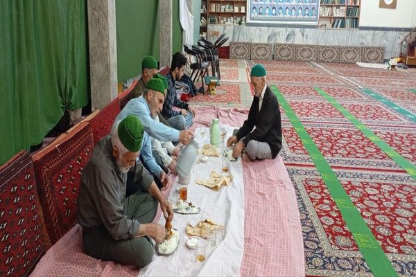 اعتکاف دانش‌آموزی در مسجد جامع شهر بار نیشابور 
