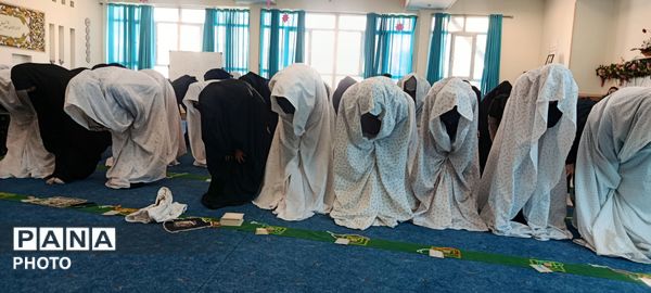 برپایی نماز جماعت با حضور پرشور دانش‌آموزان دبیرستان تیمسار فلاحی ناحیه 1 کرج 