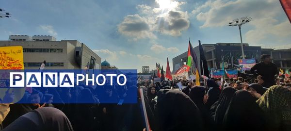 حضور دانش آموزان دبیرستان مهشید مصلی نژاد در راهپیمایی روز دانش آموز 