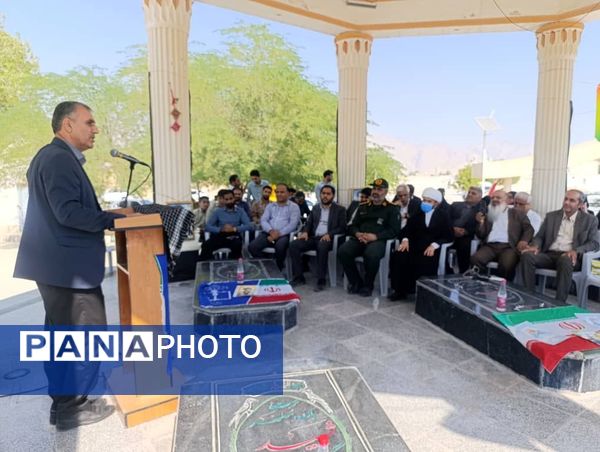 عطر‌افشانی و غبارروبی مزار شهدای بستک