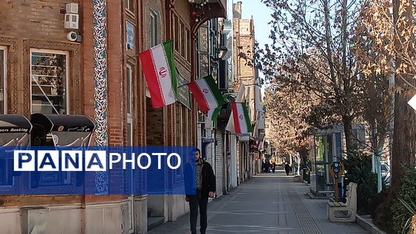 تزئین و فضا آرایی شهر نیشابور به‌مناسبت آغاز دهه فجر 