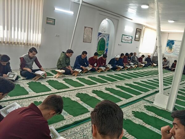 نماز جماعت و محفل انس با قرآن در دبیرستان آیت الله خامنه‌ای