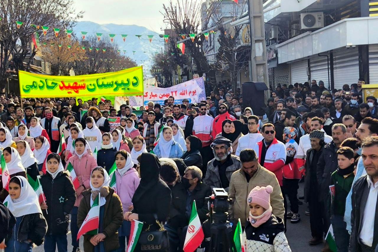 راهپیمایی یوم‌الله ۲۲بهمن با حضور گسترده مردم و نهادها در بانه