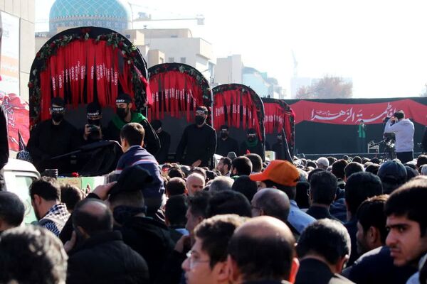 بدرقه پیکر مطهر ۱۳ شهید گمنام در اجتماع عظیم فاطمیون مشهد