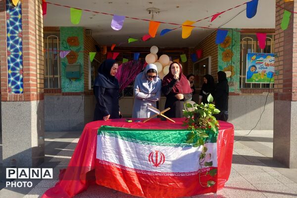 آغاز ماه‌ مهر و دیدار مجدد دانش‌آموزان و معلمان در مدرسه عزیزالله پزشکی ۲