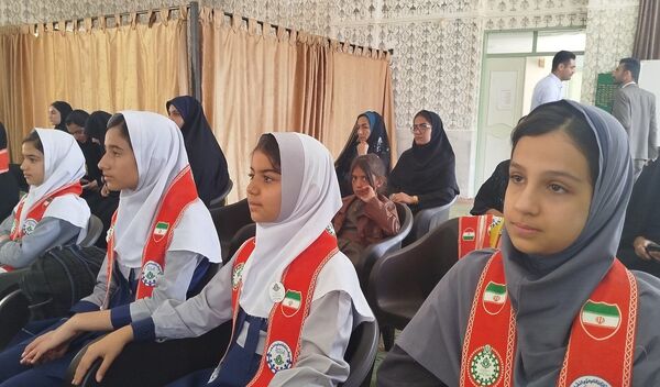 تجلیل از دانش‌آموز خبرنگاران پانا در لردگان
