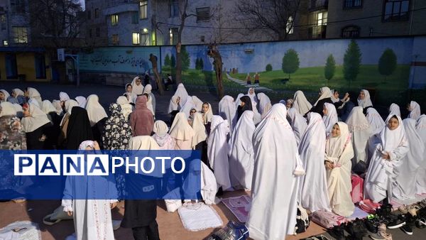 مراسم افطاری در دبستان دخترانه شهید باهنر با حضور دانش‌آموزان و اولیاء