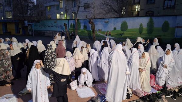مراسم افطاری در دبستان دخترانه شهید باهنر با حضور دانش‌آموزان و اولیاء