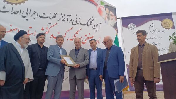 آیین کلنگ زنی صنایع پوشاک کیف و کفش در شهرک صنعتی کمشچه