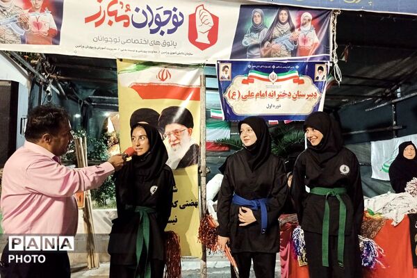 حضور پرشور دانش‌آموزان دبیرستان امام علی(ع) متوسطه اول در غرفه شهدای دانش‌آموز ورامین