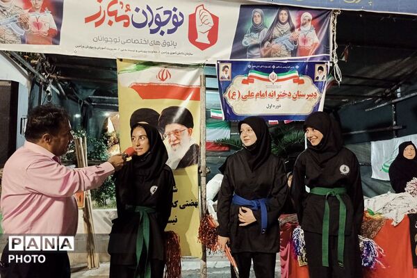 حضور پرشور دانش‌آموزان دبیرستان امام علی(ع) متوسطه اول در غرفه شهدای دانش‌آموز ورامین